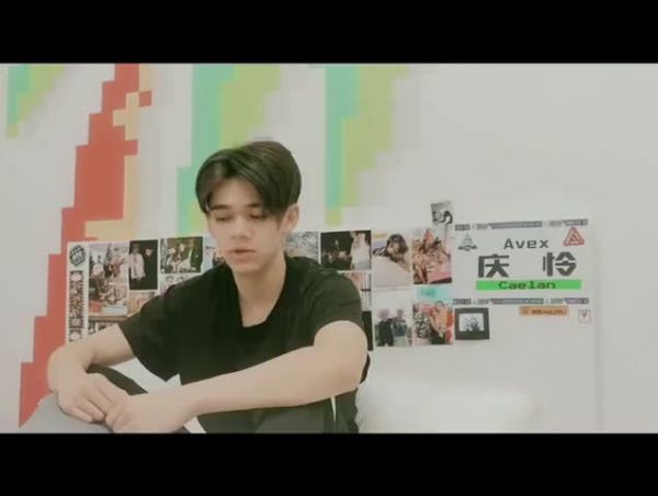 找了个人，花了4分多钟的时间和庆怜谈他的爱豆Jennie……