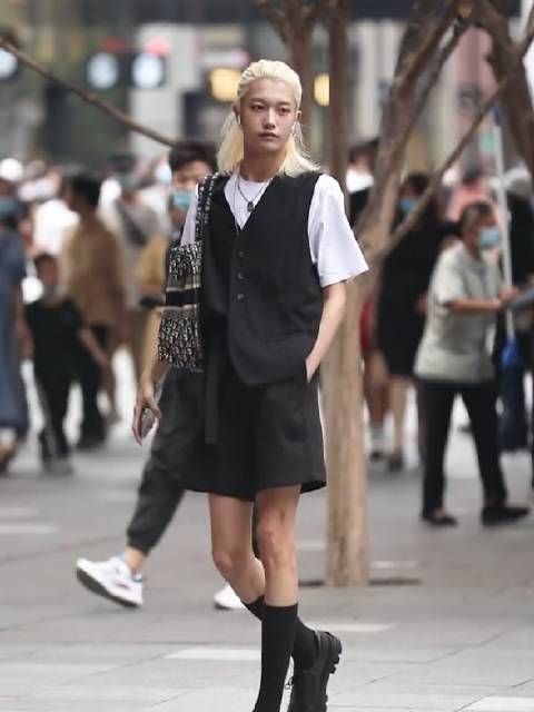 青3孙滢皓成都街拍视频 金发男模！好哇塞的腿！