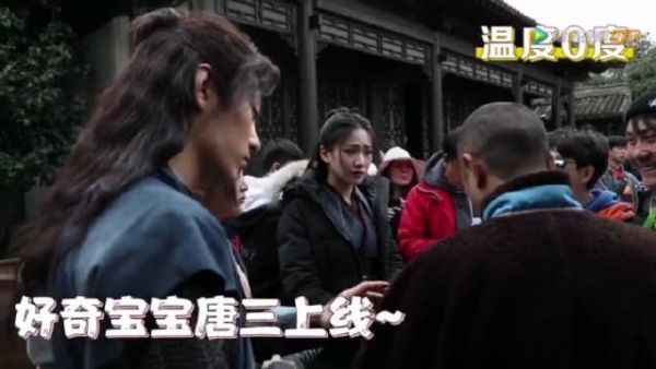 肖战《斗罗大陆》花絮 前一秒帅气十足后一秒没有站稳……