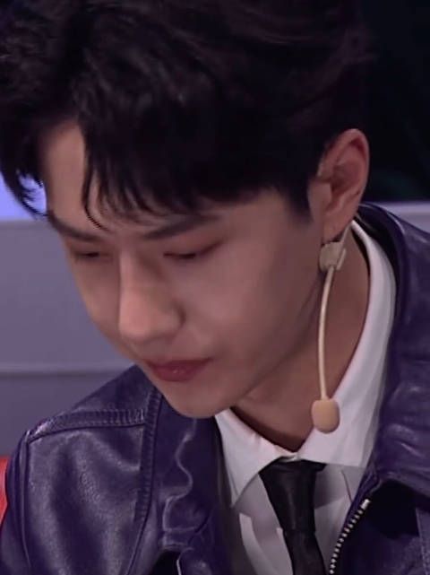 王一博华彩少年预告 这个怼脸镜头也太舒适了吧……