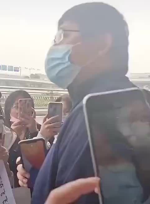 李飞机场被粉丝问“我们秩序好不好”……