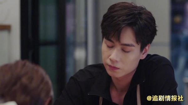 吴白纯情小奶狗石锤 艾情细心发现吴白脖子过敏……