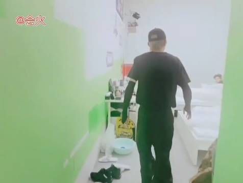 还是鹅更缺德,特地把庆怜叫醒通知塌房,并录下了全过程