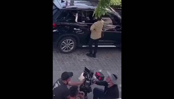 紫妹蒙着眼睛太美了吧！这波糖吃了