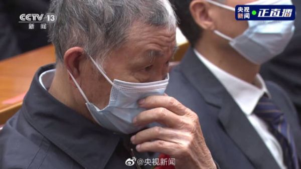 黄文秀父亲听到女儿名字的反应 眼中含泪