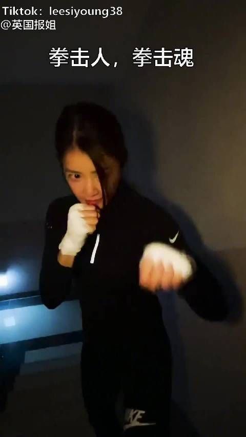 南韩著名拳击手兼女明星李诗英，现在又开始演小品了……
