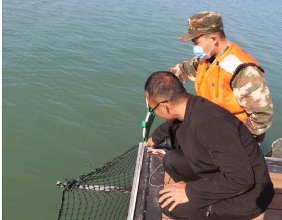△执法员现场测量 漳州海警局供图