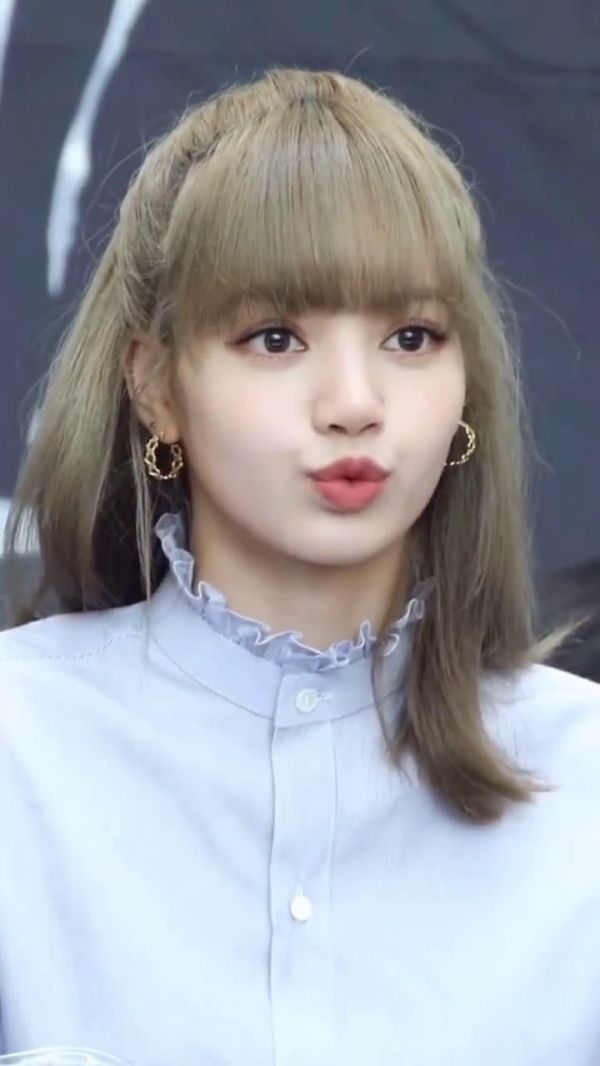 是大美女LISA吖!之前和粉丝打招呼、嘟嘴飞吻太可爱了