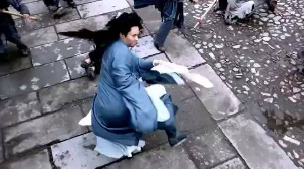 上一秒嘻嘻哈哈，下一秒看到周子舒吐血立马变脸，要么死……