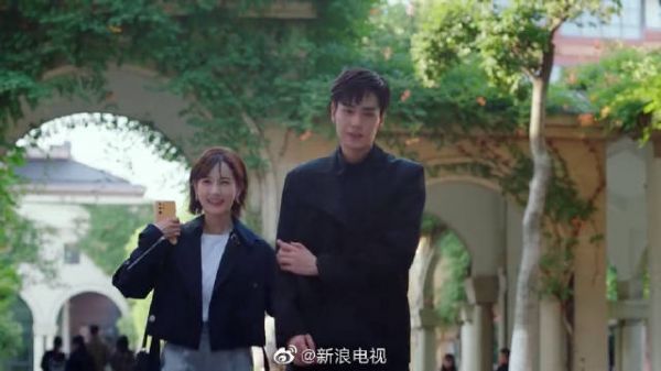 双时代预告，吴白艾情在交东大学寻找教授帮忙提升战队技术……