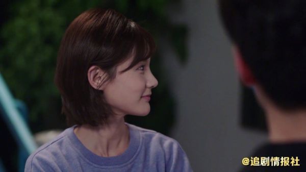 吴白送艾情回家，在门口舍不得分开，此时岳父大人出现……
