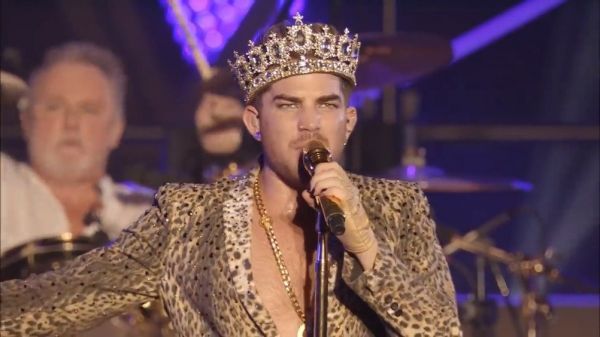 当爷Adam Lambert联手皇后乐队Queen表演经典单曲……