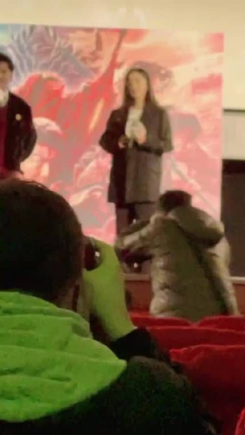观众：“以后有没有考虑多接这种御姐或打女的角色”杨幂：考虑考虑，只要我还打的动！