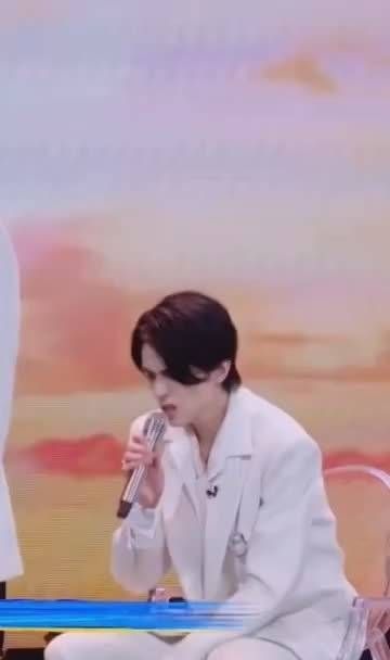 邓孝慈的声音好好听，大帅哥一定要出道