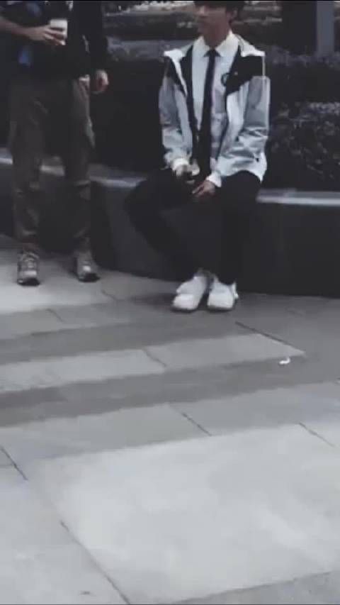 王俊凯粉丝当群演太好笑了哈哈哈台词:AI滚出社会……