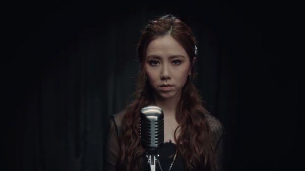  2021年首支创作单曲《平行世界》……