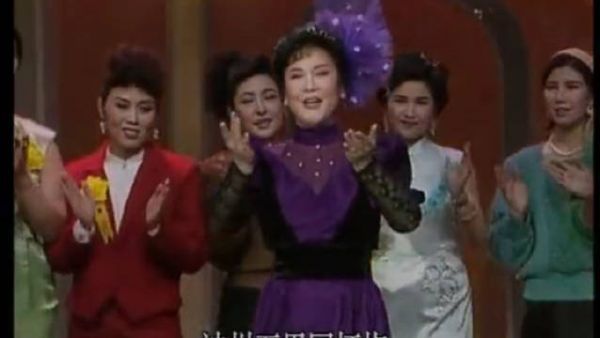 每当《难忘今宵》这首歌响起时也预示着过去的一年已经过去……