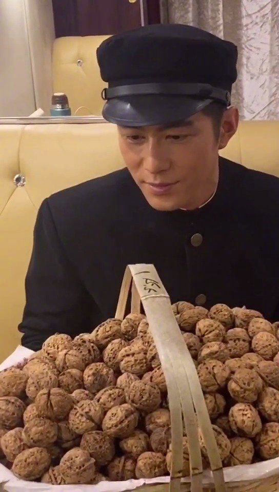 近日，剧组拍戏的陈学冬小号碎碎念自己最近脑子不够用……