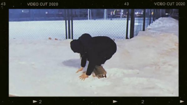 孟美岐太可爱了吧,化身小朋友在雪地里玩的好开心……