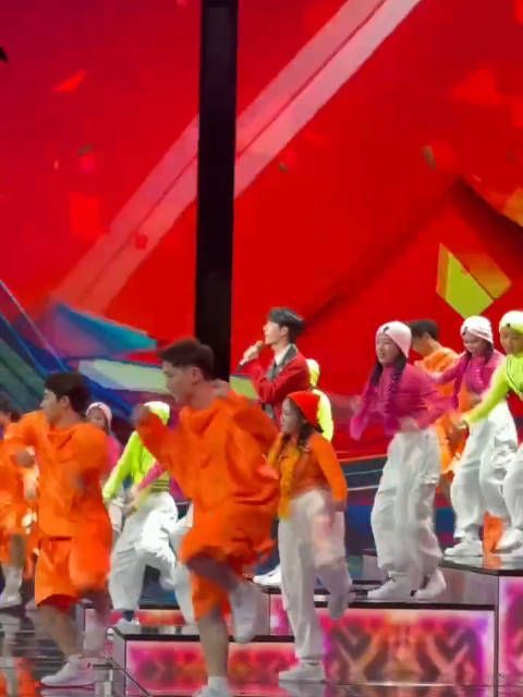 王一博《青春恰时来》央视首秀现场侧拍……