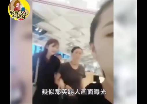那英是真的敢，之前看见记者拍她，直接一脚踹上去……