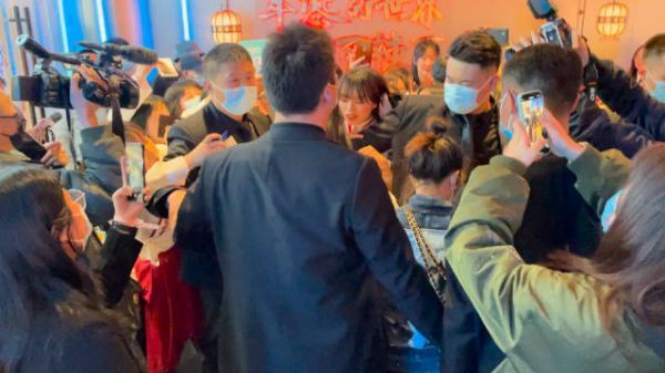 angelababy成都生日会，baby好宠粉……
