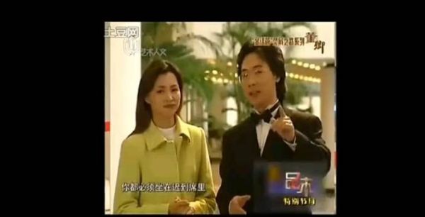 年轻时的董卿超美的，主持能力也是没得说……