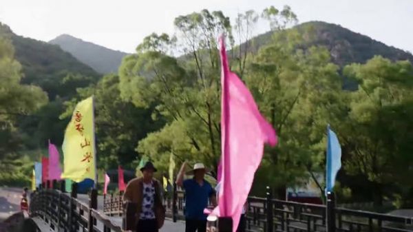 象牙山三巨头到山庄被粉丝包围,赵四心里乐开了花。