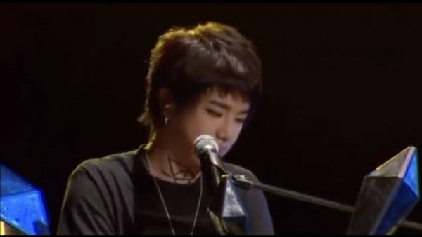 来听听演唱会现场版，自弹自唱太好听了！