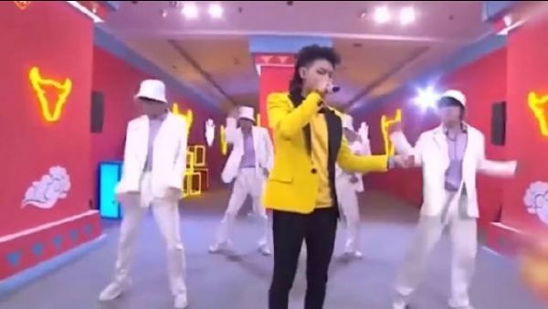 黄子韬在元宵喜乐会上的造型引发网友争议……