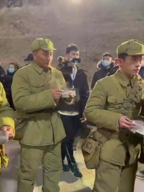 易烊千玺胡军同框吃汤圆，穿军装的易烊千玺，好A！