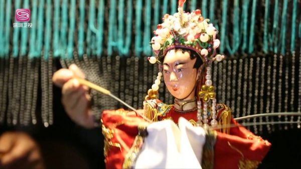 他是铁枝木偶戏的传承人,从小跟随父亲学习……