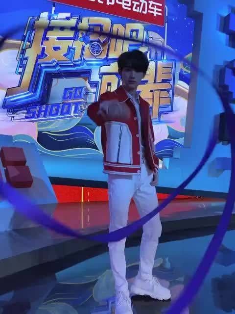 丁程鑫:有的人看起来毫不费力,其实背后付出了百般努力……