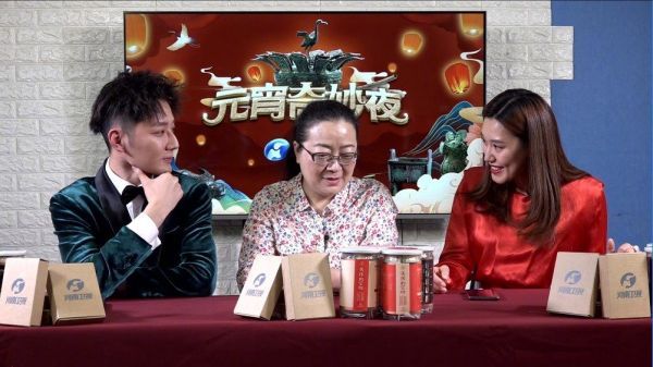 导演路红莉在直播间互动时，嗓子已经哑了……