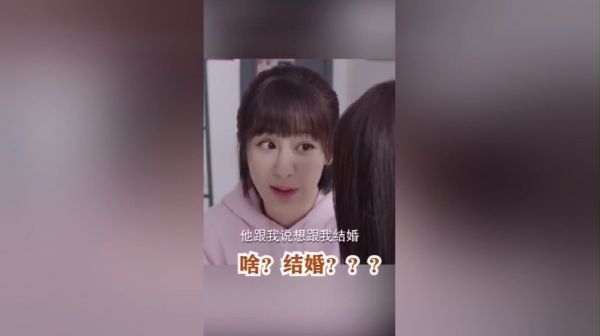 佟年的小举动也非常可爱，她进入婚房后，感觉有些无聊……