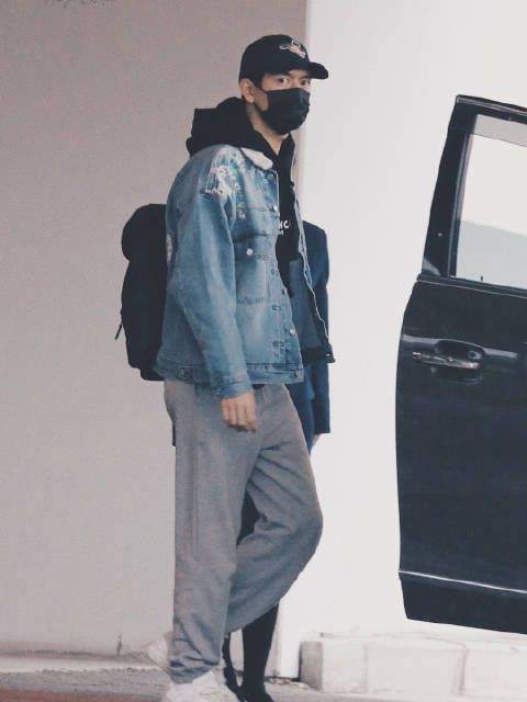 李现今日上海机场到达✈️ 深穿牛仔外套的清爽现哥……