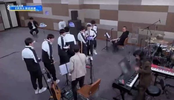 青春有你直播中，青你3音乐导师@李荣浩 好暖心！