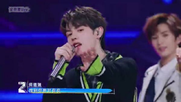 青春有你直播中,《心引力》组@青春有你3-何德瑞 的表现真不错!