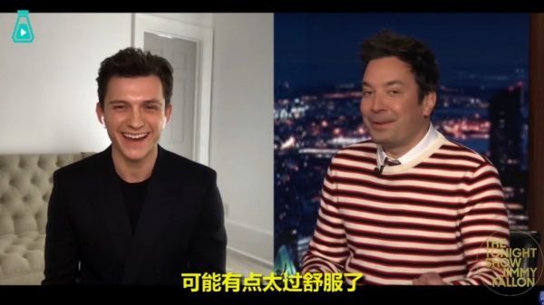 荷兰弟Tom Holland在网络直播采访时竟然只穿上衣……