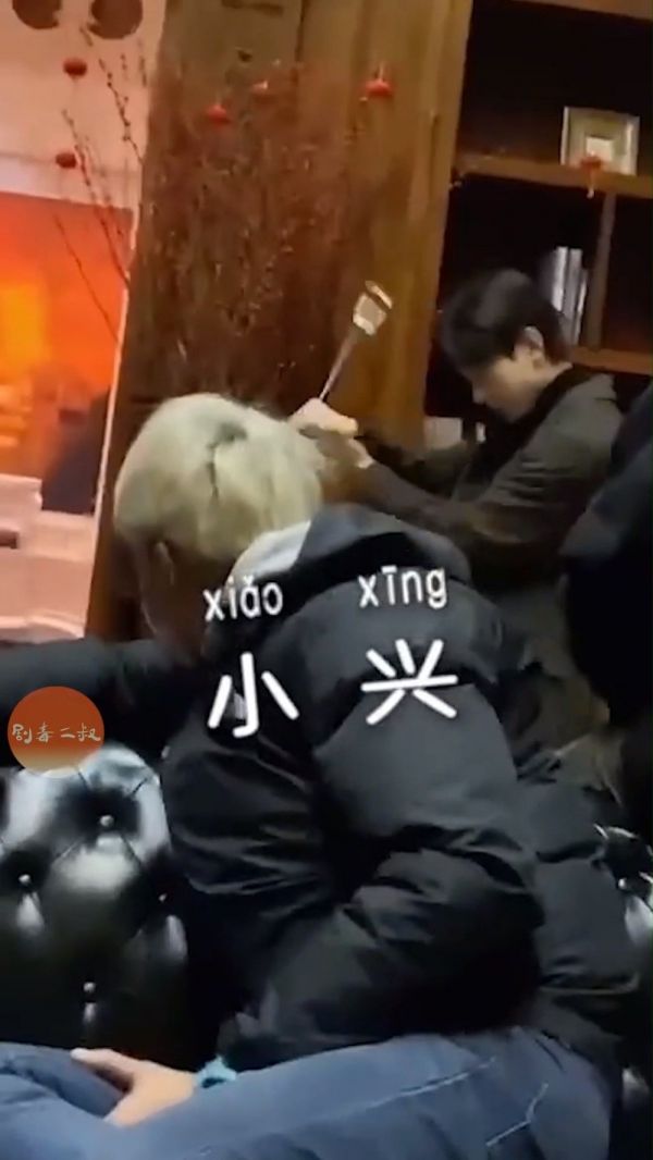 成毅路透,这不是傅云深的拐杖吗?孩子武瘾犯了?