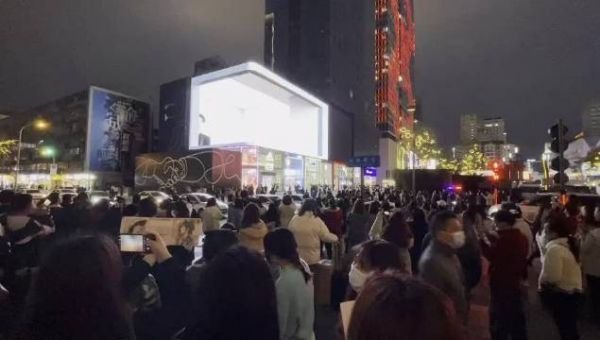 王一博巨幅裸眼3D视频太帅了吧，众多粉丝、路人前来应援打卡……