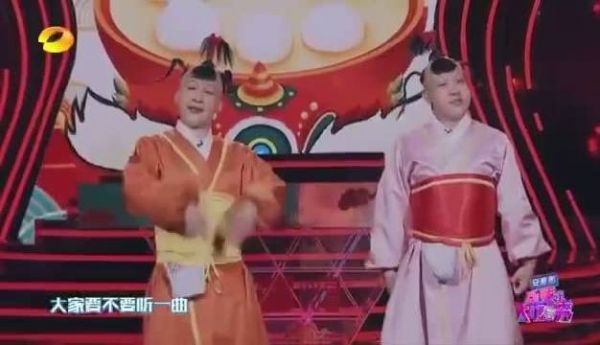 大张伟和白凯南也太秀了，模仿的年画娃娃真的绝了……