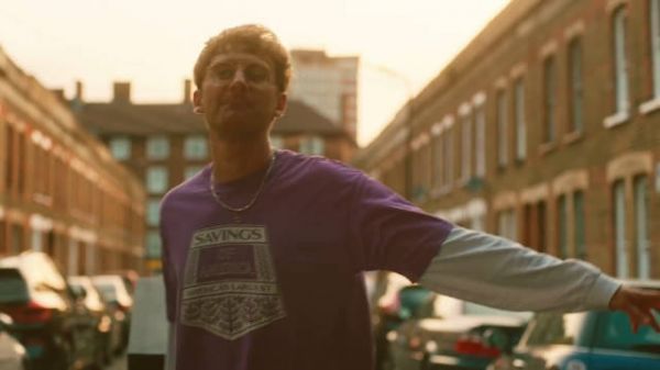 逆袭成功！英国迷幻流行乐团Glass Animals热单《Heat Waves》
