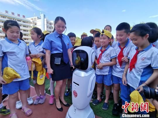 资料图:人工智能普法机器人走进小学开展普法宣传活动。 陈龙山 摄