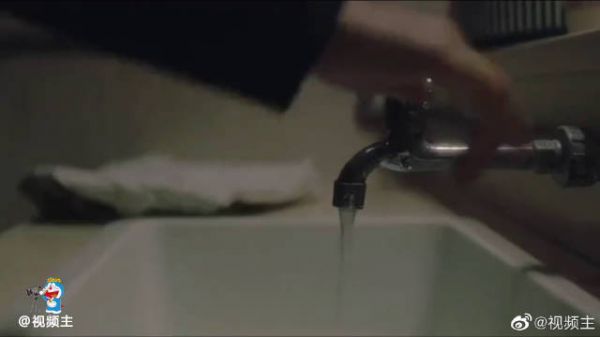 女孩新买了个包包回寝室,没想到室友个个尖酸刻薄……