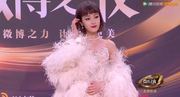 迪丽热巴亮相微博之夜红毯，复古波波头羽毛披风造型……