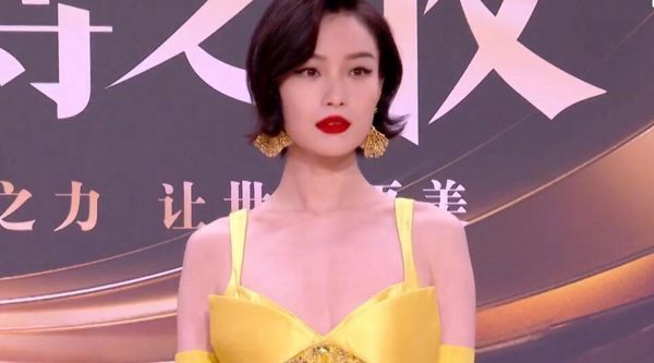 倪妮 红毯 倪妮：2021继续拍戏 没有演过坏人想演坏人……