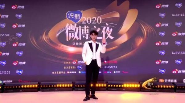 黄子韬 红毯模仿王一博的拍照姿势哈哈哈哈不得不说模仿到了精髓……