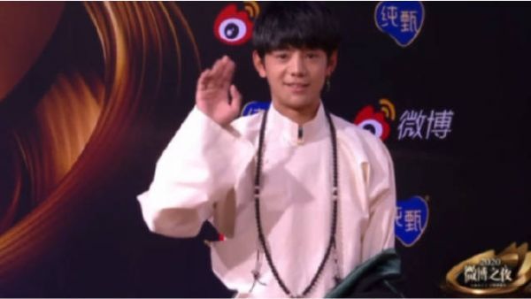 丁真走红毯也太可爱了吧，怎么感觉他一脸懵呢？