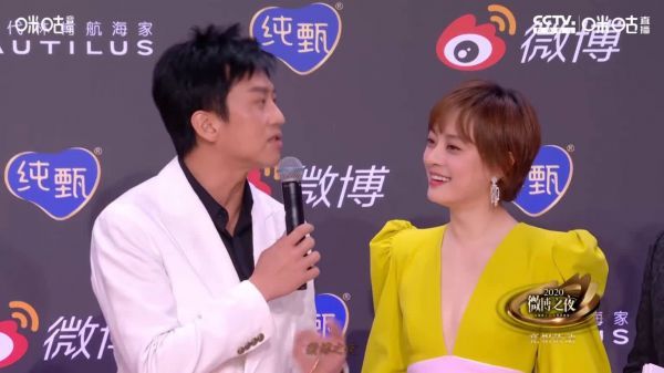 红毯 邓超孙俪夫妇牵手亮相，恩爱十足！
